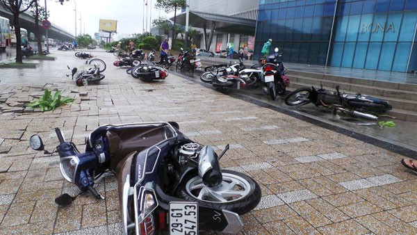 Xe máy đổ la liệt trên vỉa hè đường Phạm Hùng.