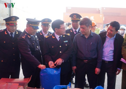 Ông Nguyễn Xuân Bình, Phó Chủ tịch UBND TP Hải Phòng cùng lực lượng Hải Quan TP Hải Phòng kiểm tra 2 container chứa lá Khat và Shisha.