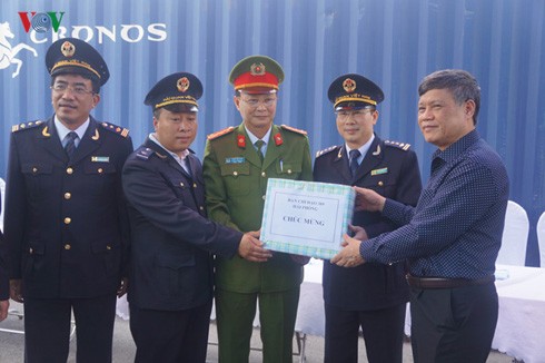 Ông Nguyễn Xuân Bình, Phó Chủ tịch UBND TP Hải Phòng tặng quà và gửi lời khen đến lực lượng Hải quan TP Hải Phòng.