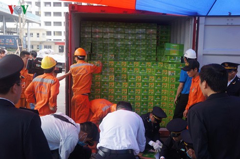 Cả 2 container này đều có nguồn gốc từ nước ngoài, được chuyển vào Việt Nam để vận chuyển sang nước thứ 3. Trong ảnh: Lực lượng Hải quan TP Hải Phòng kiểm tra và cắt kẹp chì container.
