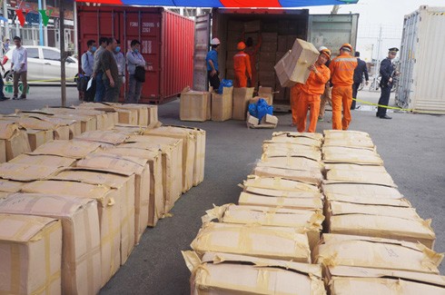 Chiều 21/3, lực lượng chức năng TP Hải Phòng đã mở 2 container để kiểm tra và tiêu hủy tang vật.