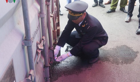 Ngày 20/3, tại bãi lưu hàng hóa của Cảng Tân Vũ, thuộc Công ty Cổ phần Cảng Hải Phòng, Cục Hải quan Hải Phòng đã phát hiện 1 container chứa lá Khat – một loại ma tuý thảo mộc độc hại hơn các loại ma túy thông thường gấp 500 lần và 1 container chứa Shisha. Trong ảnh: Lực lượng chức năng chuẩn bị trước khi mở container.