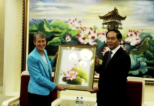 Bộ trưởng Trần Đại Quang trao quà lưu niệm cho bà Sally Jewell, Bộ trưởng Bộ Nội vụ Hoa Kỳ