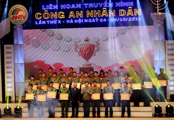 Ban tổ chức trao Huy chương Bạc cho các đoàn tham dự thể loại Tác phẩm báo chí