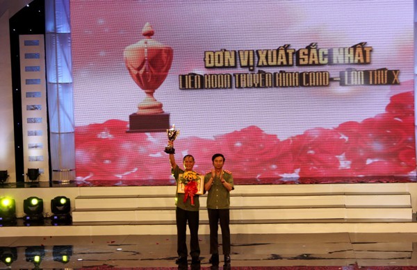 Thượng tướng Đặng Văn Hiếu, Thứ trưởng Thường trực Bộ Công an trao giải Nhất toàn đoàn cho đoàn Công an tỉnh Quảng Nam