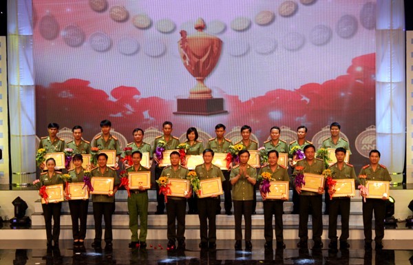 Thượng tướng Đặng Văn Hiếu, Thứ trưởng Thường trực Bộ Công an trao Huy chương vàng cho các tác phẩm tham dự nội dung Tác phẩm báo chí