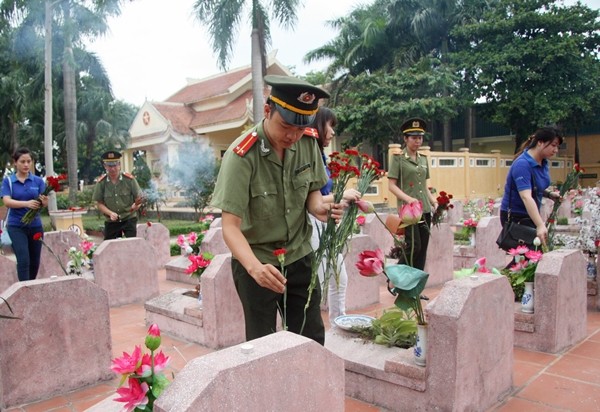 Cục An ninh tài chính, tiền tệ, đầu tư dâng hương tưởng niệm các liệt sỹ ảnh 3