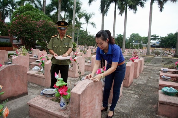 Cục An ninh tài chính, tiền tệ, đầu tư dâng hương tưởng niệm các liệt sỹ ảnh 4