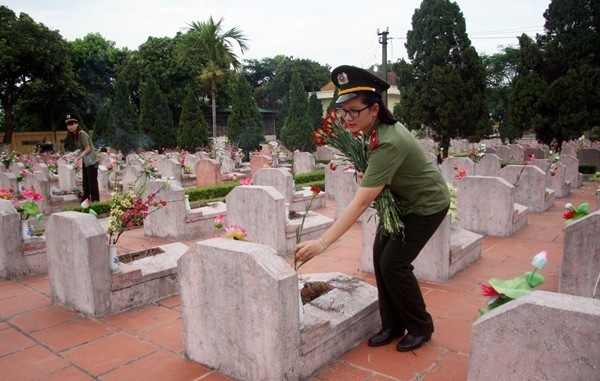 Cục An ninh tài chính, tiền tệ, đầu tư dâng hương tưởng niệm các liệt sỹ ảnh 5