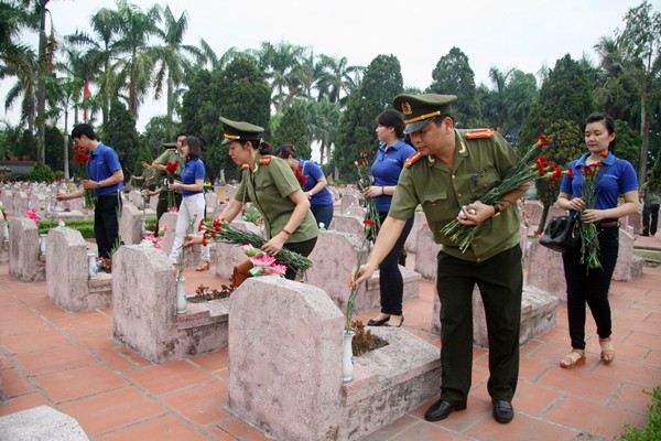 Cục An ninh tài chính, tiền tệ, đầu tư dâng hương tưởng niệm các liệt sỹ ảnh 2