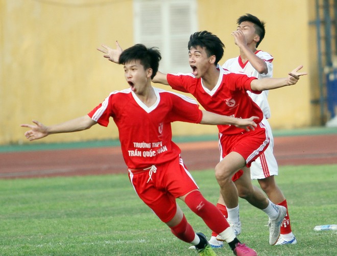 Cầu thủ THPT Trần Quốc Tuấn ăn mừng bàn thắng quý giá