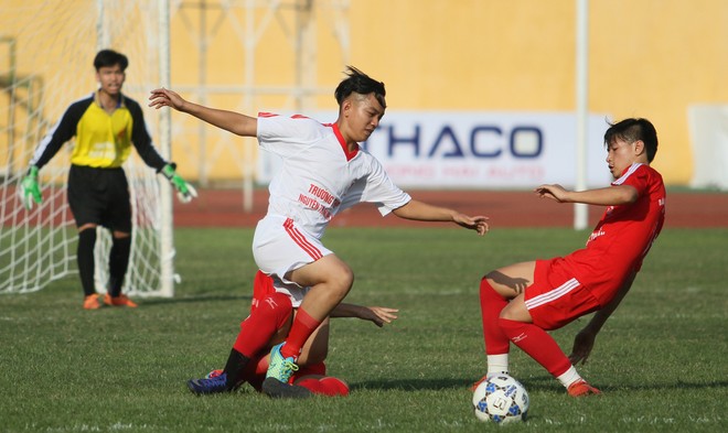 Tuy nhiên, nhà đương kim vô địch - THPT Trần Quốc Tuấn đã đầy bản lĩnh, hóa giải các pha lên bóng của đội bóng áo trắng
