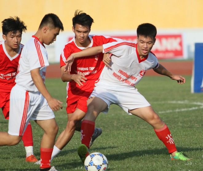Đội bóng vô địch mùa 2011 và 2013 - THPT Nguyễn Thị Minh Khai nhập cuộc khá tốt, tạo thế trận áo đảo về phía khung thành đối phương