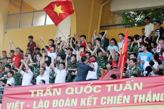 Niềm vui vỡ òa của các cầu thủ THPT Trần Quốc Tuấn khi vô địch lần thứ 3 liên tiếp - một kỷ lục mà có lẽ phải rất lâu nữa mới có thể bị phá bỏ