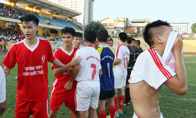 Nhiều cầu thủ áo trắng đã bật khóc sau tiếng còi khai cuộc. Dù không vô địch, nhưng THPT Nguyễn Thị Minh Khai có quyền tự hào vì sự cố gắng, đóng góp của mình cho thành công của giải