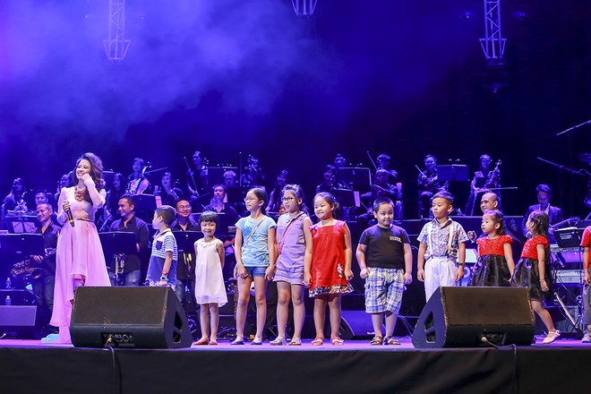"Ông hoàng tình ca thế giới" Peabo Bryson khiến khán giả Việt Nam ngỡ ngàng ảnh 12
