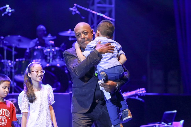 "Ông hoàng tình ca thế giới" Peabo Bryson khiến khán giả Việt Nam ngỡ ngàng ảnh 11