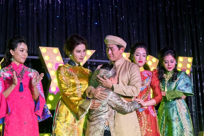 Đạo diễn Bảo Nhân không quên động viên cậu bé bằng những lời cảm ơn chân thành. Anh công nhận cậu bé có những đóng góp không thua kém so với các diễn viên trưởng thành. Nam đạo diễn hứa rằng sẽ đền cho em một bộ phim khác. Chắc chắn ở bộ phim tương lai, Trọng Khang sẽ được vào rạp xem phim chứ không phải đứng ngoài trong sự kiện hôm nay.