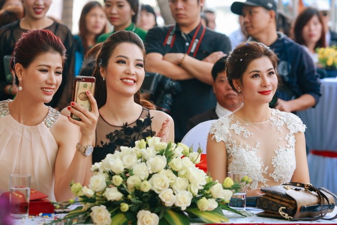 Á hậu Thụy Vân diện váy ôm sát khoe dáng đồng hồ cát ảnh 15