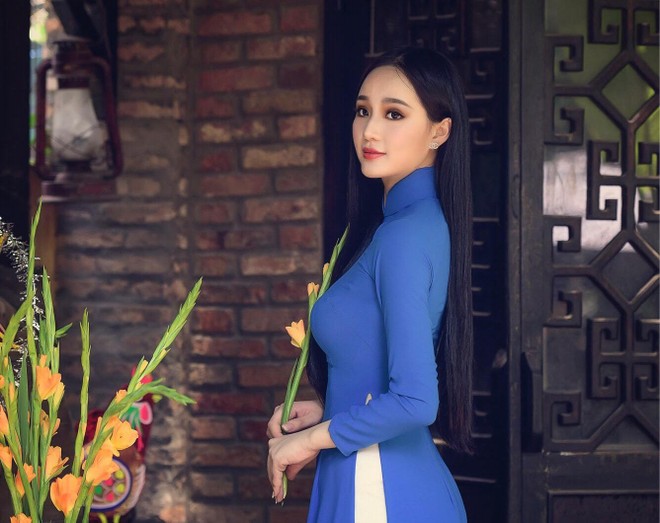 Từng nhận được một số lời mời tham gia phim ảnh và Nam tiến để hoạt động nghệ thuật song Nguyễn Oanh chia sẻ, cô sẽ cân nhắc và thử sức mình ở một thời điểm phù hợp. Riêng việc Nam tiến, người đẹp cho biết, đúng là ở TP.HCM có nhiều cơ hội để hoạt động nghệ thuật hơn nhưng cô quan niệm: nếu mình có đủ các yếu tố cần thiết và nghiêm túc với nghề thì dù ở đâu cũng vẫn sẽ làm tốt mọi việc
