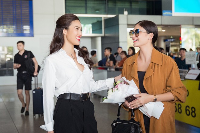 Pia Wurtzbach và Lan Khuê cũng đã có cuộc trò chuyện ngắn khá vui vẻ và cởi mở ngay tại sân bay.