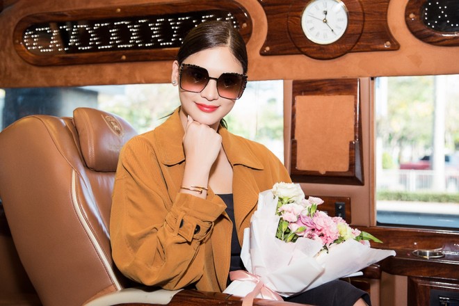 Dù vừa trải qua chặng bay dài song xuất hiện tại sân bay, Hoa hậu Pia Wurtzbach vẫn giữ được vẻ đẹp khỏe khoắn, thần thái rạng rỡ và tràn đầy năng lượng.