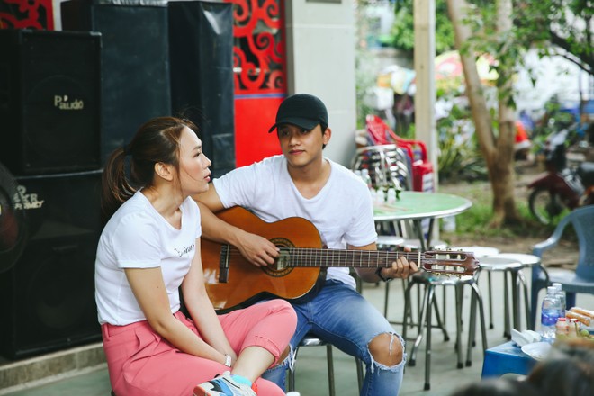 Mai Tài Phến say sưa đệm đàn cho Mỹ Tâm hát