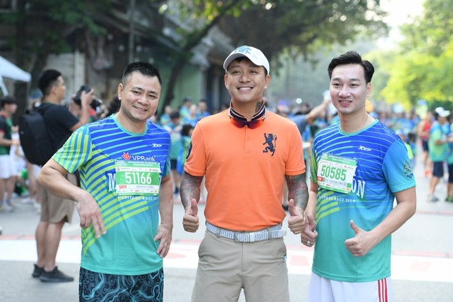 “Hôm nay là một ngày đặc biệt khi là sinh nhật của mẹ tôi. Mỗi lần tôi ốm mẹ và vợ là người lo nhất. Bà đã nhắc nhở tôi nhiều lần về việc sinh hoạt giờ giấc điều độ để tinh thần và sức khỏe tốt mới có thể hát hay và bền sức.”