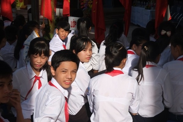 Không để học sinh đội nắng, mưa để nghe phát biểu của lãnh đạo