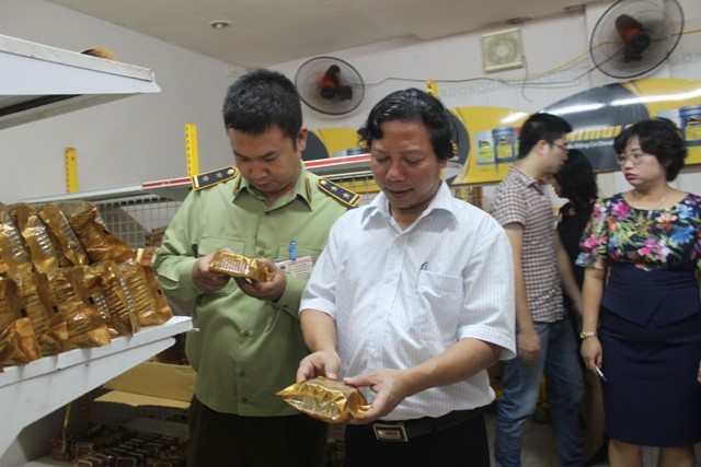 Phó Giám đốc Sở Y tế Hà Nội Hoàng Đức Hạnh kiểm tra kho bánh trung thu Mesa Bakery