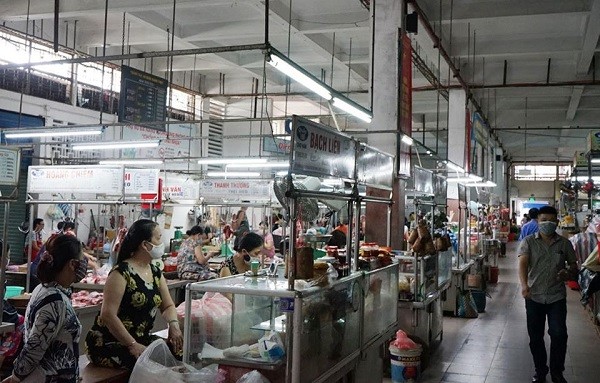 Tất cả người kinh doanh cũng như người dân vào chợ đều được yêu cầu đeo khẩu trang