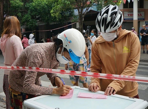 Các hộ gia đình được phát 5 thẻ vào chợ/15 ngày (bao gồm cả chẵn và lẻ).