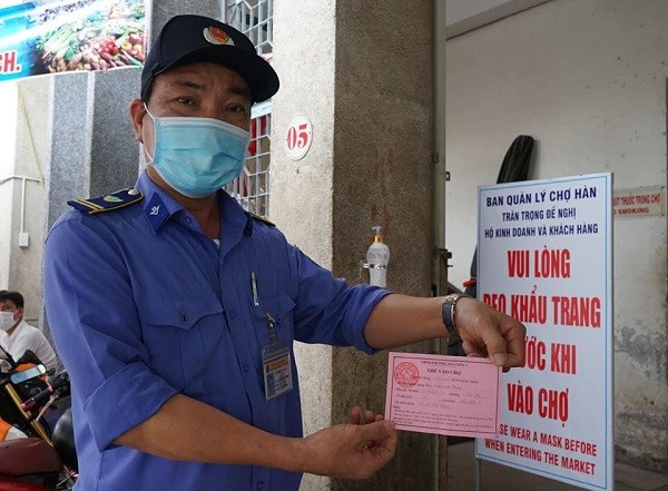 Từ sáng 12-8, tất cả chợ dân sinh trên địa bàn Đà Nẵng tiến hành kiểm soát người dân vào chợ bằng tem phiếu