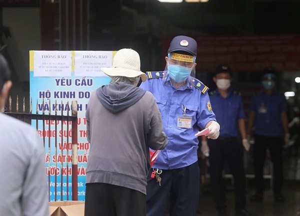 Lực lượng bảo vệ các chợ được phân công tiến hành kiểm soát chặt chẽ người dân vào chợ bằng tem phiếu