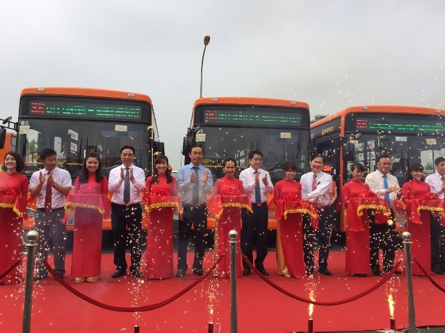Lãnh đạo Bộ GTVT và Chủ tịch UBND TP Hà Nội Nguyễn Đức Chung cắt băng khai trương tuyến buýt chất lượng cao nối Ga Hà Nội với sân bay Nội Bài