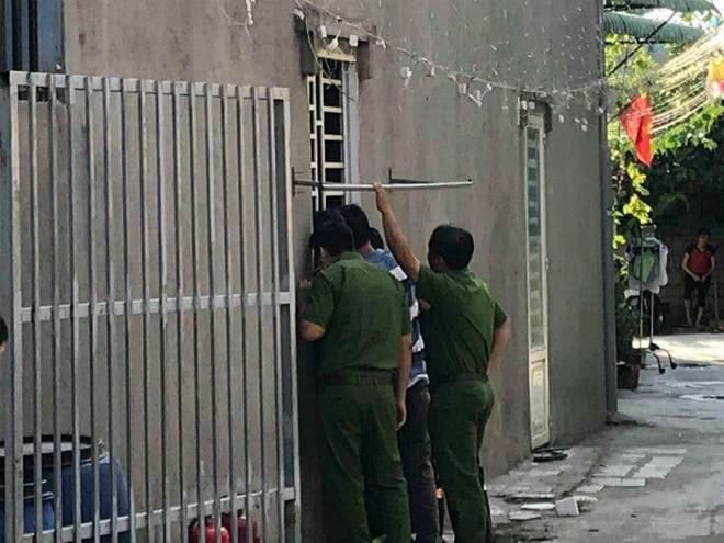 Khống chế người đàn ông ôm bình gas và xăng cố thủ trong nhà ảnh 2