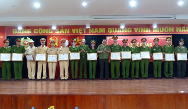 Lãnh đạo Học viện CSND và CATP Hà Nội tặng Giấy khen cho các học viên xuất sắc