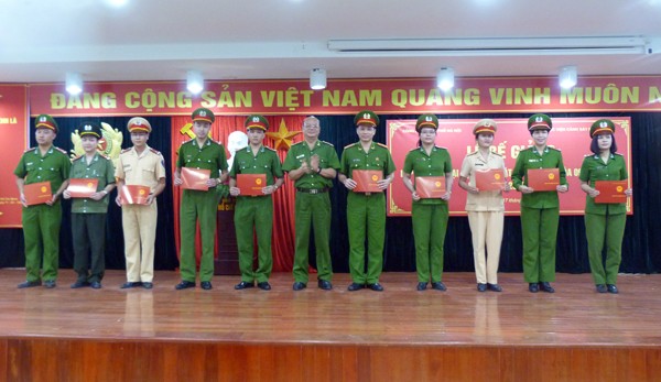 Đại tá, PGS – TS Trần Minh Chất, Phó Giám đốc Học viện CSND trao Bằng tốt nghiệp cho các học viên