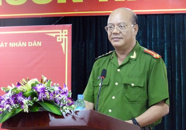 Đại tá, PGS – TS Trần Minh Chất, Phó Giám đốc Học viện CSND phát biểu tại lễ bế giảng Thiếu tướng Lưu Quang Hợi - Phó Giám đốc CATP Hà Nội chúc mừng các tân cử nhân
