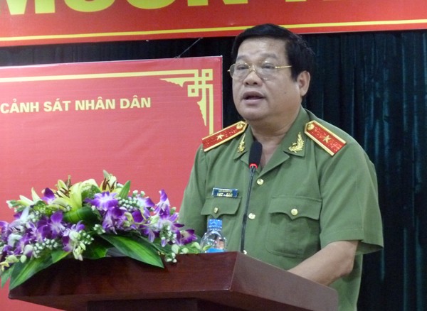 Đại tá, PGS – TS Trần Minh Chất, Phó Giám đốc Học viện CSND phát biểu tại lễ bế giảng Thiếu tướng Lưu Quang Hợi - Phó Giám đốc CATP Hà Nội chúc mừng các tân cử nhân
