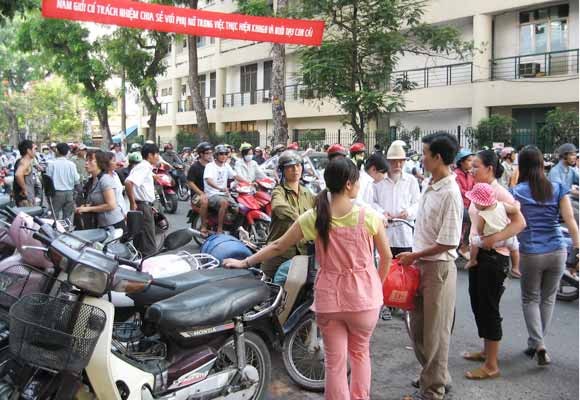 Các điểm trông xe Hà Nội đang "nhờn thuốc" ảnh 1