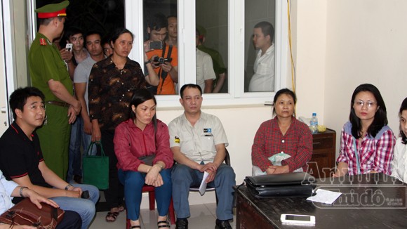 Lãnh đạo quận Đống Đa chia buồn gia đình nạn nhân trong vụ hỏa hoạn quán Karaoke Nhật Thực ảnh 3