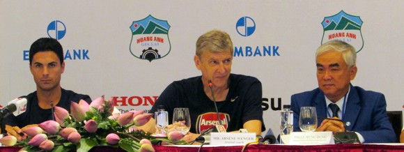 HLV Wenger: “Tôi có tình cảm với Việt Nam từ nhỏ” ảnh 1