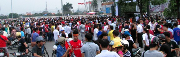 Các "Pháo thủ" hâm nóng sân Mỹ Đình ảnh 1