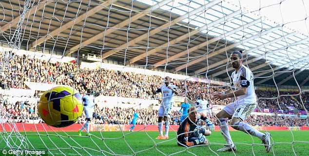 Sao Swansea City bị cảnh sát "sờ gáy" vì dùng gạch tấn công đồng đội ảnh 2