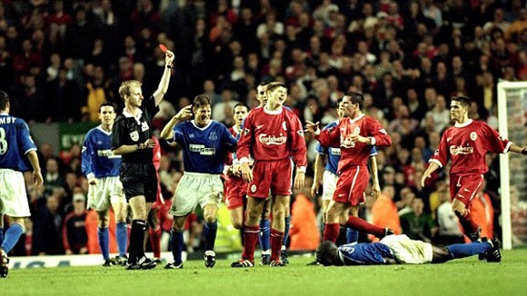 Steven Gerrard từng phải xin lỗi cầu thủ Everton…trong toilet ảnh 1