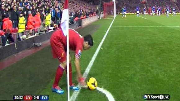 Cảnh sát vào cuộc điều tra vụ Suarez bị CĐV ném đồng xu ảnh 1
