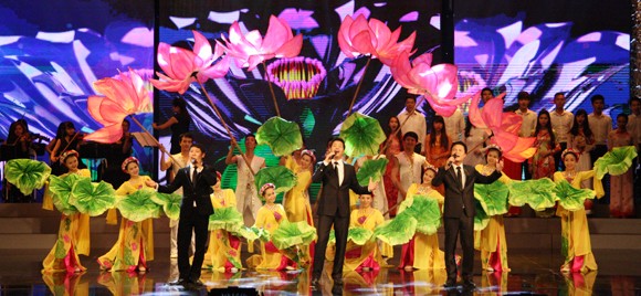 Tôn vinh những tác phẩm báo chí xuất sắc năm 2013 ảnh 2