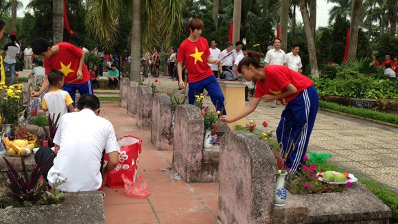 Vận động viên Hà Nội tri ân các anh hùng liệt sỹ ảnh 1