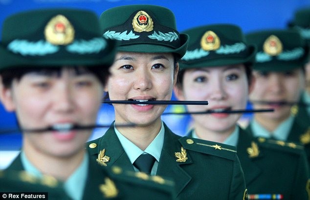 Cảnh sát Trung Quốc được dạy cười bằng cách ngậm đũa ảnh 1